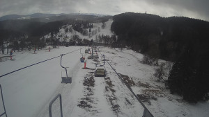 Snow park Paprsek - Lanovka - pohled dolů - 28.3.2023 v 15:50
