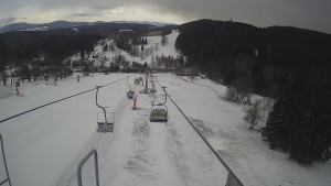 Snow park Paprsek - Lanovka - pohled dolů - 28.3.2023 v 17:00