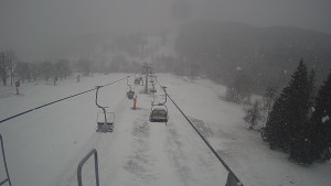 Snow park Paprsek - Lanovka - pohled dolů - 28.3.2023 v 17:05