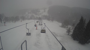 Snow park Paprsek - Lanovka - pohled dolů - 28.3.2023 v 17:10