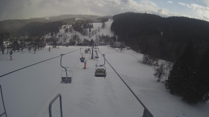 Snow park Paprsek - Lanovka - pohled dolů - 28.3.2023 v 17:35