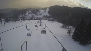 Snow park Paprsek - Lanovka - pohled dolů - 28.3.2023 v 18:20