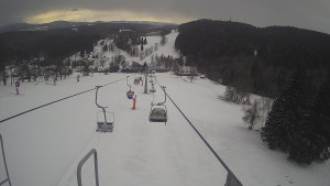 Snow park Paprsek - Lanovka - pohled dolů - 28.3.2023 v 18:40