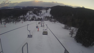 Snow park Paprsek - Lanovka - pohled dolů - 28.3.2023 v 19:05