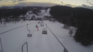 Snow park Paprsek - Lanovka - pohled dolů - 28.3.2023 v 19:10