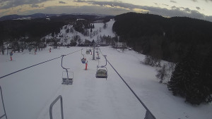 Snow park Paprsek - Lanovka - pohled dolů - 28.3.2023 v 19:15