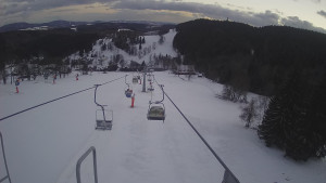 Snow park Paprsek - Lanovka - pohled dolů - 28.3.2023 v 19:20
