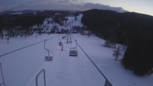 Snow park Paprsek - Lanovka - pohled dolů - 28.3.2023 v 19:35