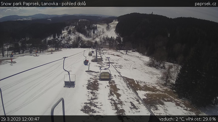 Snow park Paprsek - Lanovka - pohled dolů - 29.3.2023 v 12:00
