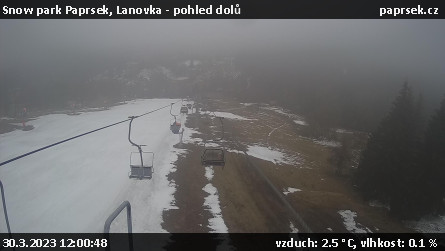 Snow park Paprsek - Lanovka - pohled dolů - 30.3.2023 v 12:00