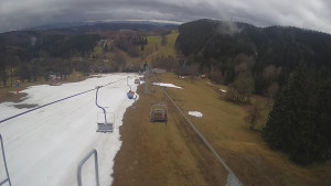Snow park Paprsek - Lanovka - pohled dolů - 1.4.2023 v 14:00