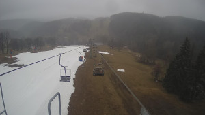 Snow park Paprsek - Lanovka - pohled dolů - 2.4.2023 v 10:40