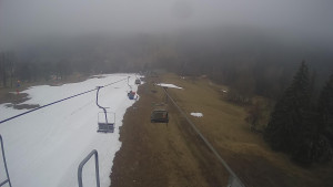 Snow park Paprsek - Lanovka - pohled dolů - 2.4.2023 v 17:35