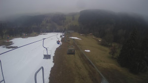 Snow park Paprsek - Lanovka - pohled dolů - 2.4.2023 v 18:35