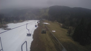 Snow park Paprsek - Lanovka - pohled dolů - 2.4.2023 v 19:25