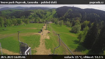 Snow park Paprsek - Lanovka - pohled dolů - 28.5.2023 v 16:05