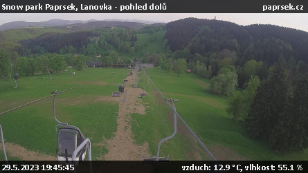 Snow park Paprsek - Lanovka - pohled dolů - 29.5.2023 v 19:45