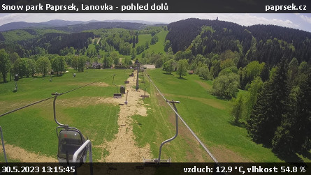 Snow park Paprsek - Lanovka - pohled dolů - 30.5.2023 v 13:15