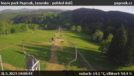 Snow park Paprsek - Lanovka - pohled dolů - 31.5.2023 v 19:00
