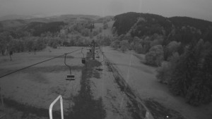 Snow park Paprsek - Lanovka - pohled dolů - 5.6.2023 v 21:25