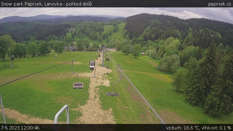 Snow park Paprsek - Lanovka - pohled dolů - 7.6.2023 v 12:00
