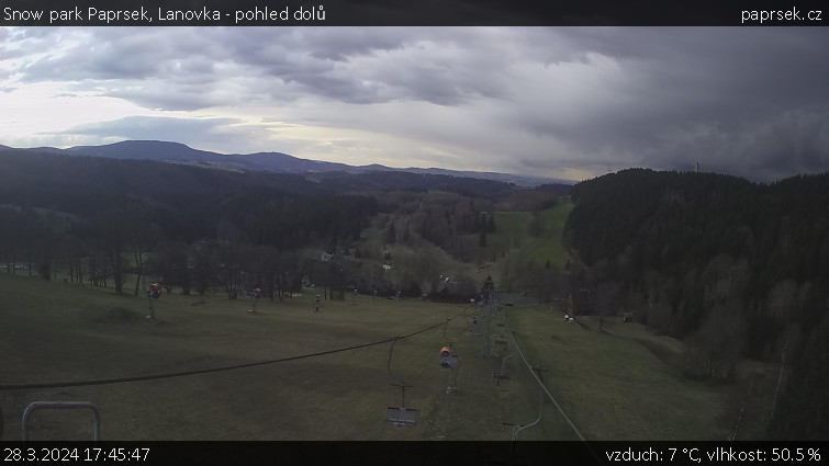 Snow park Paprsek - Lanovka - pohled dolů - 28.3.2024 v 17:45
