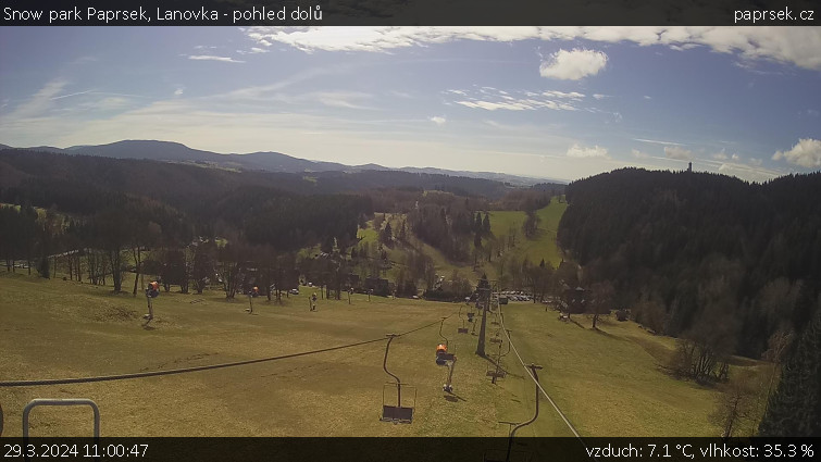 Snow park Paprsek - Lanovka - pohled dolů - 29.3.2024 v 11:00