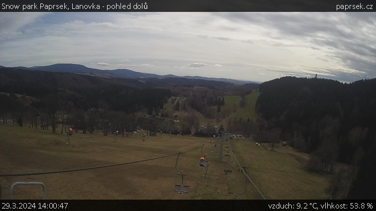 Snow park Paprsek - Lanovka - pohled dolů - 29.3.2024 v 14:00