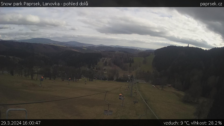 Snow park Paprsek - Lanovka - pohled dolů - 29.3.2024 v 16:00