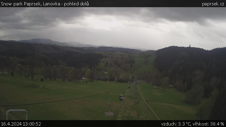 Snow park Paprsek - Lanovka - pohled dolů - 16.4.2024 v 13:00