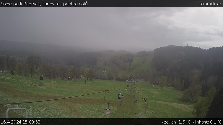 Snow park Paprsek - Lanovka - pohled dolů - 16.4.2024 v 15:00