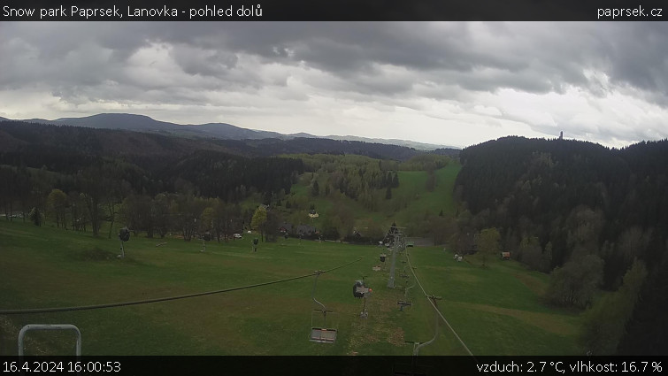 Snow park Paprsek - Lanovka - pohled dolů - 16.4.2024 v 16:00