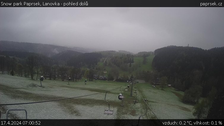 Snow park Paprsek - Lanovka - pohled dolů - 17.4.2024 v 07:00