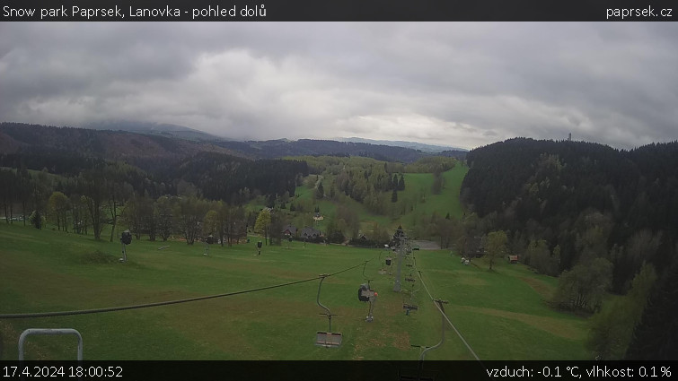 Snow park Paprsek - Lanovka - pohled dolů - 17.4.2024 v 18:00