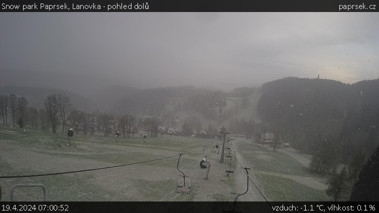 Snow park Paprsek - Lanovka - pohled dolů - 19.4.2024 v 07:00