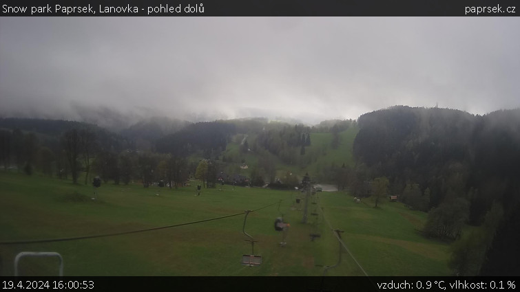 Snow park Paprsek - Lanovka - pohled dolů - 19.4.2024 v 16:00