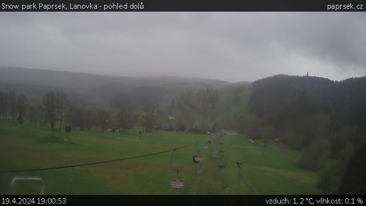 Snow park Paprsek - Lanovka - pohled dolů - 19.4.2024 v 19:00