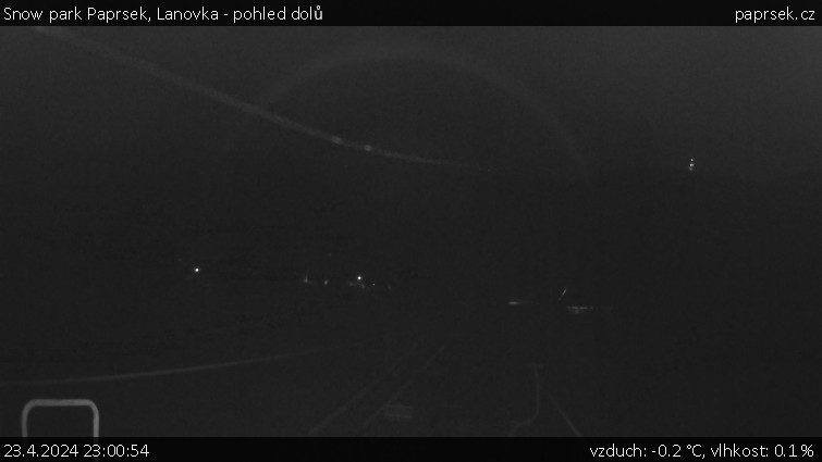 Snow park Paprsek - Lanovka - pohled dolů - 23.4.2024 v 23:00