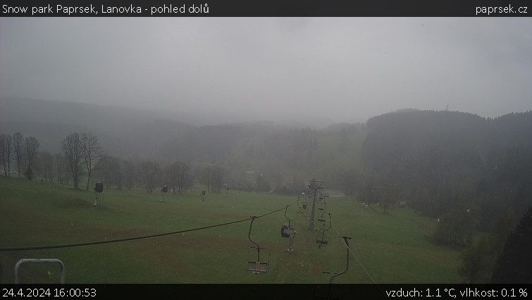 Snow park Paprsek - Lanovka - pohled dolů - 24.4.2024 v 16:00