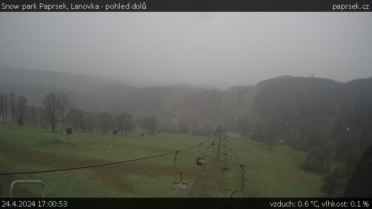 Snow park Paprsek - Lanovka - pohled dolů - 24.4.2024 v 17:00