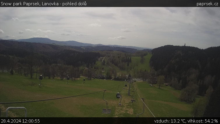 Snow park Paprsek - Lanovka - pohled dolů - 28.4.2024 v 12:00