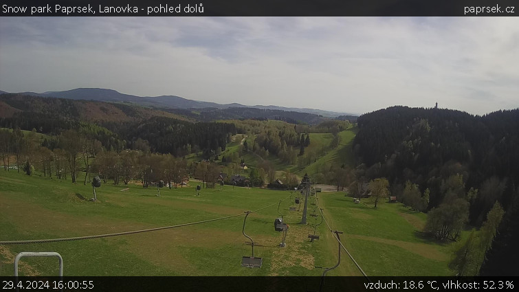 Snow park Paprsek - Lanovka - pohled dolů - 29.4.2024 v 16:00