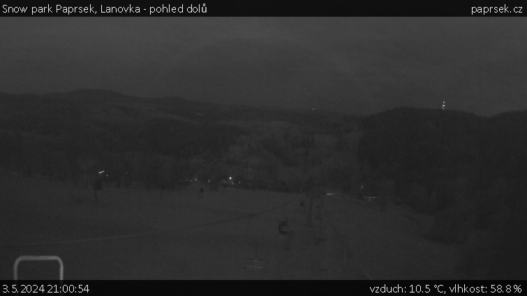 Snow park Paprsek - Lanovka - pohled dolů - 3.5.2024 v 21:00