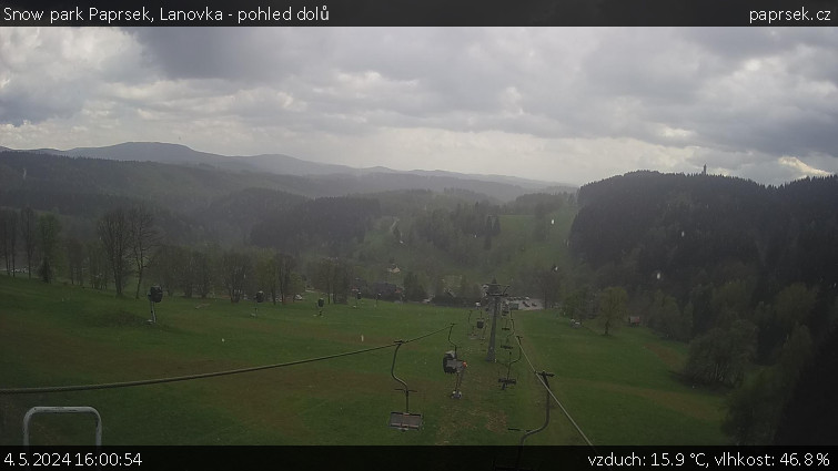 Snow park Paprsek - Lanovka - pohled dolů - 4.5.2024 v 16:00
