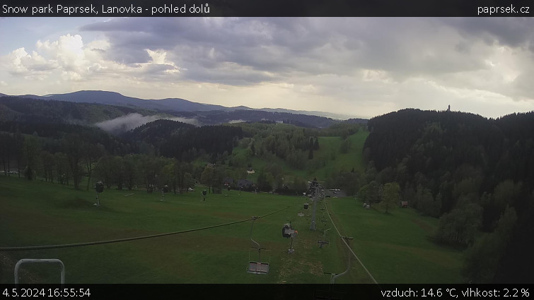 Snow park Paprsek - Lanovka - pohled dolů - 4.5.2024 v 16:55