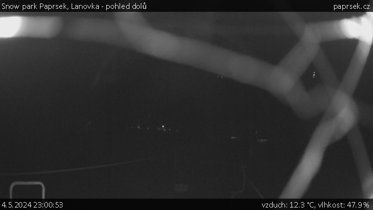 Snow park Paprsek - Lanovka - pohled dolů - 4.5.2024 v 23:00