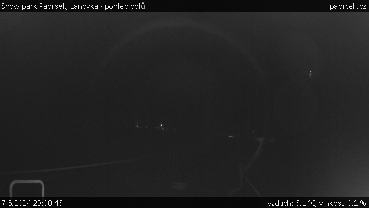 Snow park Paprsek - Lanovka - pohled dolů - 7.5.2024 v 23:00