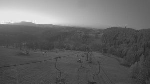 Snow park Paprsek - Lanovka - pohled dolů - 5.11.2024 v 06:10 Snow park Paprsek - Lanovka - pohled dolů - 5.11.2024 v 06:10