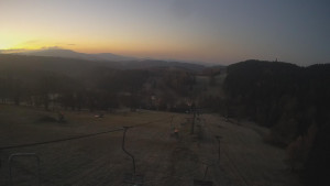 Snow park Paprsek - Lanovka - pohled dolů - 5.11.2024 v 06:20 Snow park Paprsek - Lanovka - pohled dolů - 5.11.2024 v 06:20