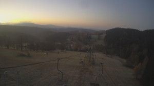 Snow park Paprsek - Lanovka - pohled dolů - 5.11.2024 v 06:25 Snow park Paprsek - Lanovka - pohled dolů - 5.11.2024 v 06:25